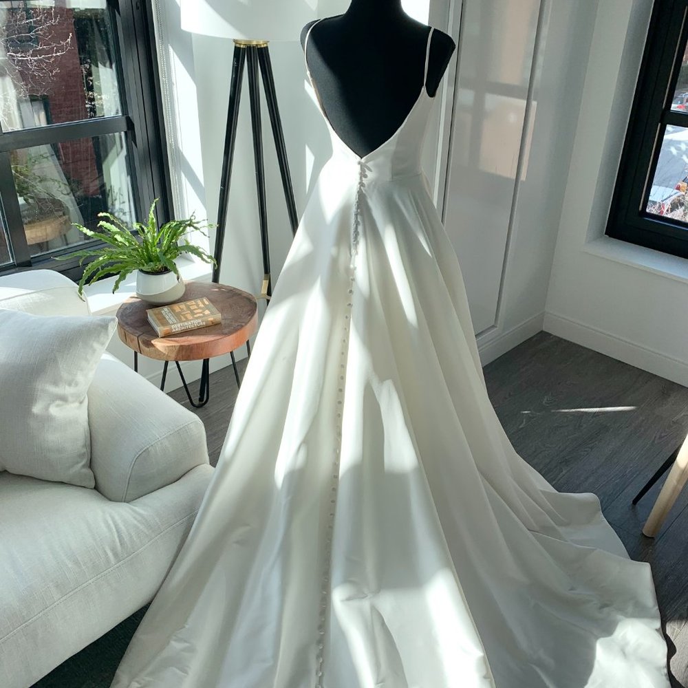 Brand New! Allure Wedding Dress Ivory Size 4 - Picture 3 of 6